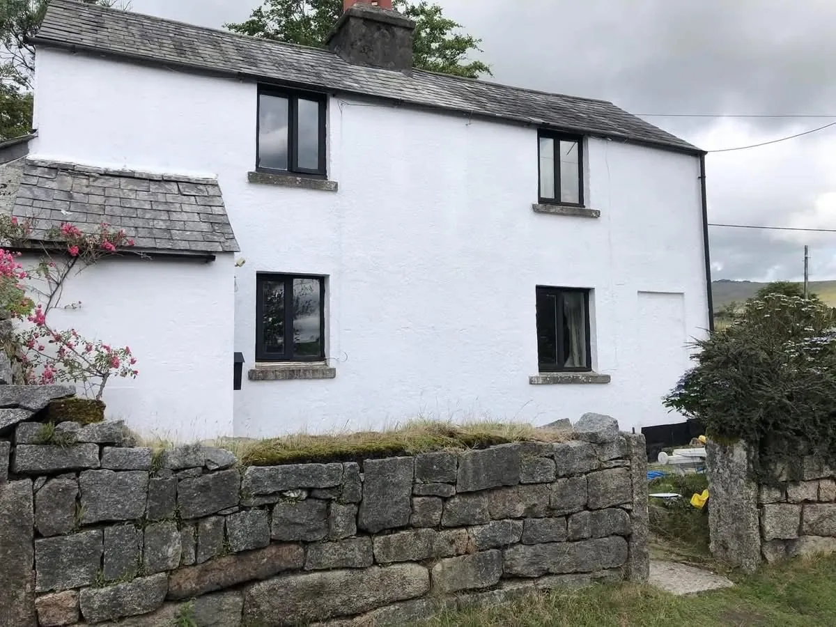 Render repair and exterior repaint of a cottage in Padstow